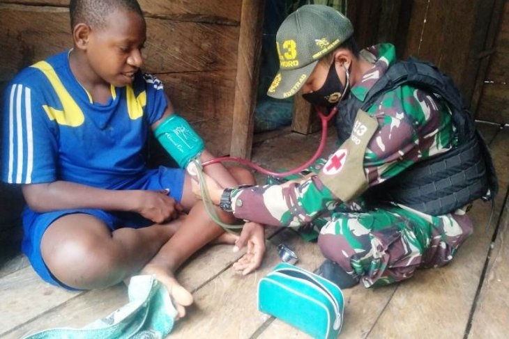Indonesische soldaten die gestationeerd waren in de Skamto-veiligheidspost nabij de grens met Papoea-Nieuw-Guinea, boden zondag mobiele gezondheidsdiensten aan inwoners van het dorp Yowong, het subdistrict Arso Barat, het district Keerom, in de provincie Papoea.